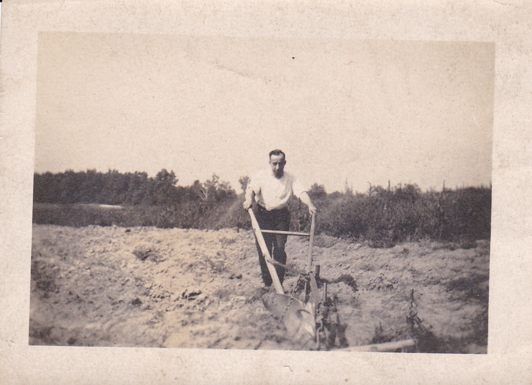 Jim and Eve Lanzaro visit the Farmhouse in Morganville 1922